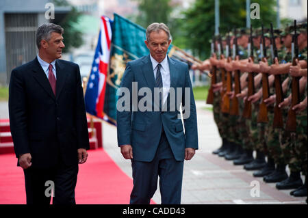 Luglio 08, 2010 - Pristina, Pristina, Kosovo - la Gran Bretagna dell ex primo ministro Tony Blair e il suo ospite del Kosovo il primo ministro Hashim Thaci durante l'ispezione del Kosovo cerimoniale di protezione nella parte anteriore del Kosovo il palazzo del governo a Prishtina..L'ex Primo Ministro britannico è su due giorni di visita Foto Stock