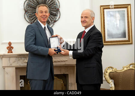 Luglio 08, 2010 - Pristina, Pristina, Kosovo - la Gran Bretagna dell ex primo ministro Tony Blair (sinistra) durante la riunione con il presidente del Kosovo Fatmir Sejdiu (a destra). L'ex Primo Ministro britannico è stato premiato con la medaglia d oro di libertà..Tony Blair è considerato come un eroe in Kosovo a causa di suo Foto Stock