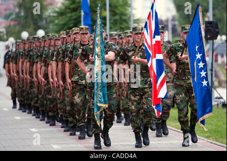 Luglio 08, 2010 - Pristina, Pristina, Kosovo - Kosovo cerimoniale di protezione durante la preparazione per salutare l'ex primo ministro britannico che è su due giorni di visita in Kosovo su invito da parte del Kosovo il primo ministro..Tony Blair è considerato come un eroe in Kosovo a causa del suo ruolo durante l' intervento della NATO Foto Stock