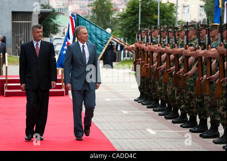 Luglio 08, 2010 - Pristina, Pristina, Kosovo - la Gran Bretagna dell ex primo ministro Tony Blair e il suo ospite del Kosovo il primo ministro Hashim Thaci accolti dal Kosovo cerimoniale di protezione nella parte anteriore del Kosovo il palazzo del governo a Prishtina..L'ex Primo Ministro britannico è su due giorni di visita in Kosovo Foto Stock