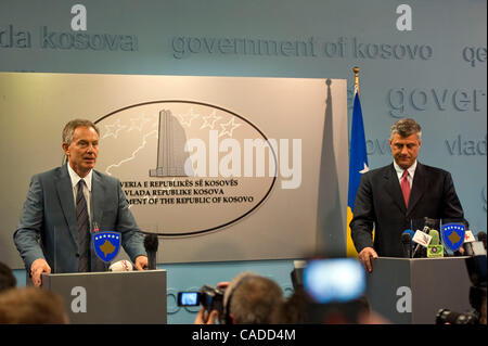 Luglio 08, 2010 - Pristina, Pristina, Kosovo - la Gran Bretagna dell ex primo ministro Tony Blair (sinistra) e il suo ospite del Kosovo il primo ministro Hashim Thaci (a destra) durante la conferenza stampa. L'ex Primo Ministro britannico è su due giorni di visita in Kosovo su invito da parte del Kosovo il primo ministro..Tony Bla Foto Stock