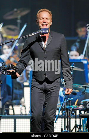 Jul 09, 2010 - Atlantic City, New Jersey, Stati Uniti - Cantante STING suona dal vivo in concerto con la Royal Philharmonic Orchestra nel centro eventi al casinò di Borgata, Hotel e Spa. (Credito Immagine: © Don Kravitz/ZUMApress.com) Foto Stock