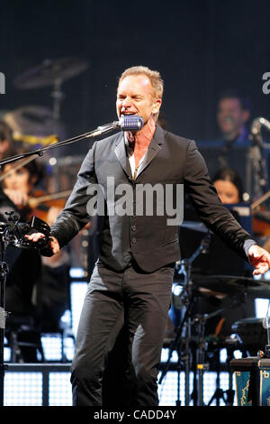 Jul 09, 2010 - Atlantic City, New Jersey, Stati Uniti - Cantante STING suona dal vivo in concerto con la Royal Philharmonic Orchestra nel centro eventi al casinò di Borgata, Hotel e Spa. (Credito Immagine: © Don Kravitz/ZUMApress.com) Foto Stock