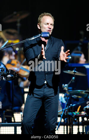 Jul 09, 2010 - Atlantic City, New Jersey, Stati Uniti - Cantante STING suona dal vivo in concerto con la Royal Philharmonic Orchestra nel centro eventi al casinò di Borgata, Hotel e Spa. (Credito Immagine: © Don Kravitz/ZUMApress.com) Foto Stock