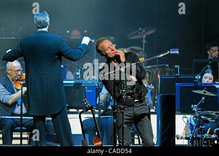 Jul 09, 2010 - Atlantic City, New Jersey, Stati Uniti - Cantante STING suona dal vivo in concerto con la Royal Philharmonic Orchestra nel centro eventi al casinò di Borgata, Hotel e Spa. (Credito Immagine: © Don Kravitz/ZUMApress.com) Foto Stock