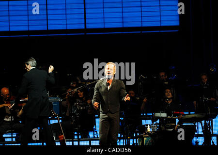 Jul 09, 2010 - Atlantic City, New Jersey, Stati Uniti - Cantante STING suona dal vivo in concerto con la Royal Philharmonic Orchestra nel centro eventi al casinò di Borgata, Hotel e Spa. (Credito Immagine: © Don Kravitz/ZUMApress.com) Foto Stock