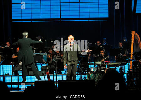 Jul 09, 2010 - Atlantic City, New Jersey, Stati Uniti - Cantante STING suona dal vivo in concerto con la Royal Philharmonic Orchestra nel centro eventi al casinò di Borgata, Hotel e Spa. (Credito Immagine: © Don Kravitz/ZUMApress.com) Foto Stock