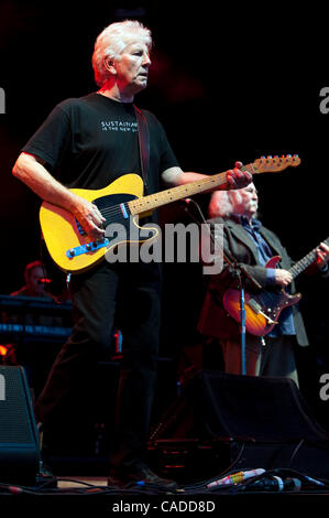 Luglio 22, 2010 - Nyon, Nyon, Svizzera - Graham Nash di Crosby, Stills e Nash durante le loro performance al Paleo Festival 2010. (Credito Immagine: © Agron Dragaj/ZUMApress.com) Foto Stock