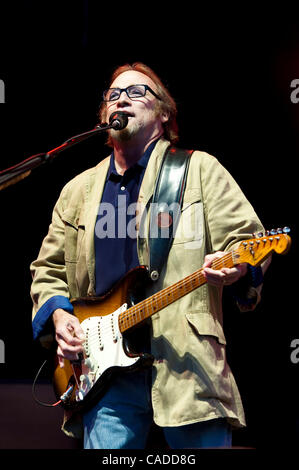 Luglio 22, 2010 - Nyon, Nyon, Svizzera - Stephen Stills di Crosby, Stills e Nash durante le loro performance al Paleo Festival 2010. (Credito Immagine: © Agron Dragaj/ZUMApress.com) Foto Stock