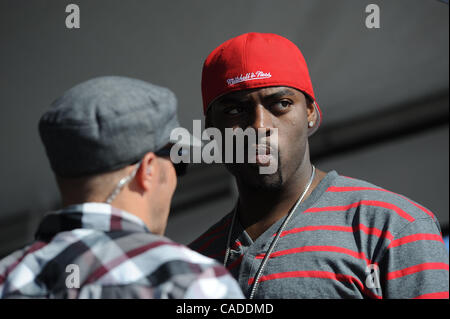 Aug 07, 2010 - Costa Mesa, California, Stati Uniti - Sacramento Kings giocatore di basket TIREKE EVANS gode di una giornata a Maloof Money Cup gara di skateboard in Costa Mesa, California, Sabato, 7 agosto 2010. (Credito Immagine: © Steven K. Doi/ZUMApress.com) Foto Stock