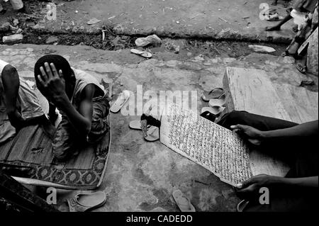 Sett. 18, 2010 - Kano, Kano, NIGERIA - ragazzi nigeriano studiare il Corano a loro quartiere scuola islamica invece di ricevere il vaccino antipolio durante una campagna di immunizzazione. Fanatismo religioso e disinformazione hanno costretto gli abitanti di un villaggio nel nord musulmano della Nigeria nel rifiuto di polio vaccinatio Foto Stock