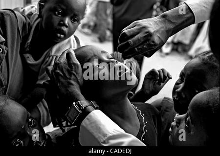 Sett. 18, 2010 - Kano, Kano, NIGERIA - durante una immunizzazione Plus giorno nel governo Fagge Area, al di fuori di Kano, Nigeria, bambini di cinque anni e a titolo della linea fino a ricevere due gocce sulla lingua del vaccino antipolio. Fanatismo religioso e disinformazione hanno costretto gli abitanti di un villaggio nel nord musulmano Foto Stock