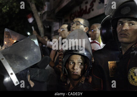 Sett. 21, 2010 - Cairo, Egitto - 20100921 - Cairo, Egitto - ..centrali di sicurezza protesta il lavoro della polizia in onde di circondare i manifestanti e quindi schiacciare o attendere pazientemente fino a che i manifestanti sono pronti a lasciare...manifestanti hanno intonato contro il presidente egiziano Hosni Mubarak e il possibile successione Foto Stock