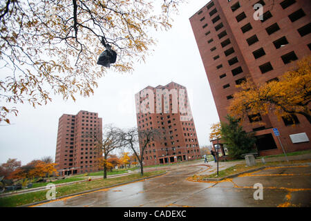 Settembre 25, 2010 - Detroit, Michigan, Stati Uniti - È praticamente impossibile il viaggio giù per una strada di Detroit e di non vedere un edificio a sinistra dietro al decadimento. Negli anni cinquanta la Detroit è la quinta città più popolosa negli Stati Uniti, che da allora non è stata la caduta verso il basso i ranghi, nel 2008 divenne di Detroit 11 Foto Stock