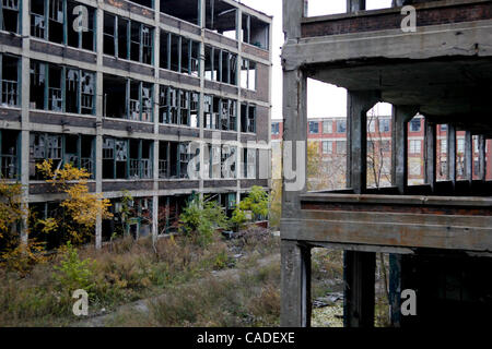 Settembre 25, 2010 - Detroit, Michigan, Stati Uniti - Quasi 11.000 dipendenti una volta lavorato presso il Packard pianta che ha chiuso le porte a più di cinquanta anni fa e ora come gran parte del resto di Detroit si erge vacante. Negli anni cinquanta la Detroit è la quinta città più popolosa negli Stati Uniti, che da allora non è stato Foto Stock