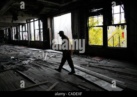 Settembre 25, 2010 - Detroit, Michigan, Stati Uniti - Maurice Williams ricerca attraverso il Packard impianto per la finestra salvageable pesi. Quasi 11.000 dipendenti una volta lavorato presso il Packard pianta che ha chiuso le porte a più di cinquanta anni fa e ora come gran parte del resto di Detroit si erge vacante. Negli anni cinquanta Foto Stock