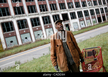 Settembre 25, 2010 - Detroit, Michigan, Stati Uniti - Con un carrello di strumenti dal suo lato, Maurice Williams cerca il Packard impianto per la finestra sagaveable pesi. Quasi 11.000 dipendenti una volta lavorato presso il Packard pianta che ha chiuso le porte a più di cinquanta anni fa e ora come gran parte del resto della Detroi Foto Stock