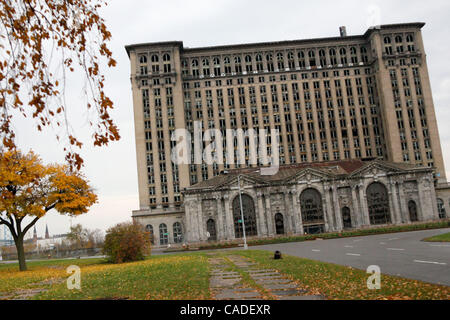 Settembre 25, 2010 - Detroit, Michigan, Stati Uniti - Il treno torreggianti Depot è vuoto dal 1988. Negli anni cinquanta la Detroit è la quinta città più popolosa negli Stati Uniti, che da allora non è stata la caduta verso il basso i ranghi, nel 2008 Detroit divenne xi città più popolata. Di quasi 400.000 indirizzi in D Foto Stock