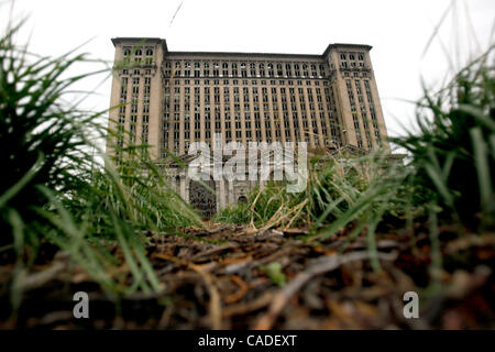 Settembre 25, 2010 - Detroit, Michigan, Stati Uniti - Il treno torreggianti Depot è vuoto dal 1988. Negli anni cinquanta la Detroit è la quinta città più popolosa negli Stati Uniti, che da allora non è stata la caduta verso il basso i ranghi, nel 2008 Detroit divenne xi città più popolata. Di quasi 400.000 indirizzi in D Foto Stock