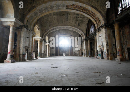 Settembre 25, 2010 - Detroit, Michigan, Stati Uniti - Il treno torreggianti Depot è vuoto dal 1988. Negli anni cinquanta la Detroit è la quinta città più popolosa negli Stati Uniti, che da allora non è stata la caduta verso il basso i ranghi, nel 2008 Detroit divenne xi città più popolata. Di quasi 400.000 indirizzi in D Foto Stock