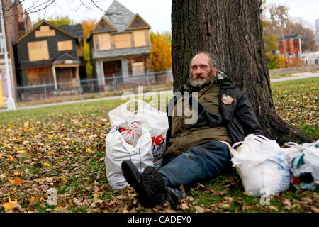 Settembre 25, 2010 - Detroit, Michigan, Stati Uniti - Con i suoi beni al suo fianco, Joseph sorge in un parco nel centro cittadino. Negli anni cinquanta la Detroit è la quinta città più popolosa negli Stati Uniti, che da allora non è stata la caduta verso il basso i ranghi, nel 2008 Detroit divenne xi città più popolata. Di quasi 400.000 Foto Stock