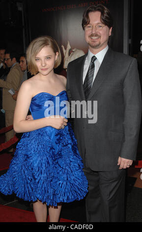 Sett. 27, 2010 - Hollywood, California, Stati Uniti - K65811SK.Los Angeles premiere di ''Permettetemi nell'' al Bruin Theatre di Westwood, CA 09-27-2010 2010.CHLOE MORETZ, Direttore Matt Reeves(Immagine di credito: Â© Scott Kirkland/Globe foto/ZUMApress.com) Foto Stock