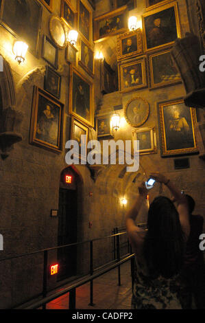 Jun 17, 2010 - Orlando, Florida, Stati Uniti - Un turista rende una fotografia all'interno della parete di ritratti all'interno del castello di Hogwarts all'Universal Studios mondo di Wizarding di Harry Potter theme park (credito Immagine: © Phelan Ebenhack/ZUMApress.com) Foto Stock