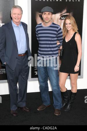 Luglio 19, 2010 - Los Angeles, California, Stati Uniti d'America - Luglio 19, 2010 - Los Angeles, California, Stati Uniti d'America - attore Jon Voight, ATTORE JAMES HAVEN e data al Salt Premiere detenute a Grauman's Chinese Theater di Hollywood. (Credito Immagine: © Paul Fenton/ZUMApress.com) Foto Stock