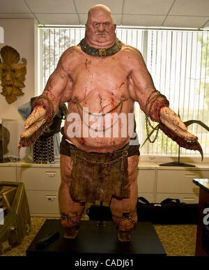 8 giugno 2010 - Calabasas, California, Stati Uniti d'America - carnefice il costume da "300", uno di più di 1.500 di Hollywood iconici collectibles per essere offerti in vendita a profili nella storia di 'Hollywood Auction 40' su giugno 10-12, 2010. Stima di aste per questa voce è di $20,000 a $25.000. Foto Stock