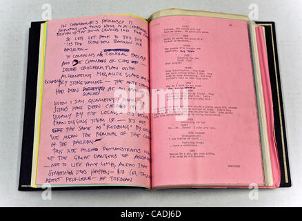 8 giugno 2010 - Calabasas, California, Stati Uniti d'America - Harrison Ford personal, pesantemente con annotazioni di ripresa completa di script per "i raider dell'arca persa," uno di più di 1.500 di Hollywood iconici collectibles per essere offerti in vendita a profili nella storia di 'Hollywood Auction 40' su giugno 10-12, 2010. Auct Foto Stock