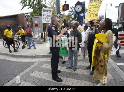 Sett. 14, 2010 - Memphis, TN, Stati Uniti - Settembre 14, 2010 - Tenente W. Woodard spiega il dott. Isacco Richmond di CORR (commissione sulla religione e sul razzismo) che lui e altri nove hanno marciato dalla protesta aveva bisogno di un buon permettono di condurre un marzo in mezzo alla strada dalla Nazionale dei Diritti Civili Mus Foto Stock