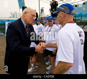 Agosto 12, 2010 - Santa Monica, CA, Stati Uniti d'America - Los Angeles Consigliere Comunale Bill Rosendahl auguri addio a 16 us e 16 Australian vigili del fuoco come cominciano la loro 26-giorno eseguire in tutta l'America, che è temporizzato per arrivare a New York il World Trade Center su Settembre 11. Essi saranno supportati dai loro firefi Foto Stock