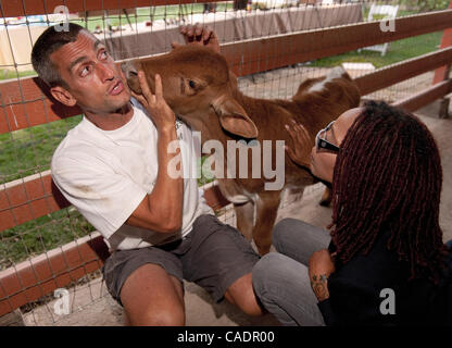 Sett. 11, 2010 - Acton, CA, Stati Uniti d'America - Attore DEBRA SKELTON parla con volontario MIKE RAPHAELI circa "Cowboy", un vitello che è stata salvata da fuori a West Hollywood appartamento edificio sul 12 agosto al gala annuale in favore di Acri animale, la Los Angeles di animali da allevamento e Santuario Vivente compassionevole Foto Stock