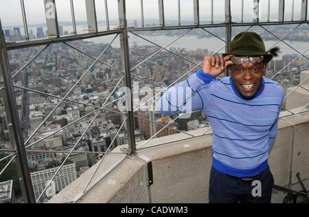 Jun 09, 2010 - New York, Stati Uniti d'America - Attore SAHR NGAUJAH in posa per una foto sul 86º piano osservatorio come l'Empire State Building ospita 2010 Premio Tony nomination. Sahr è nominato per la migliore prestazione da un attore in un Musical per la sua opera di Fela!. (Credito Immagine: © Bryan Smith/ZUMA Press) Foto Stock