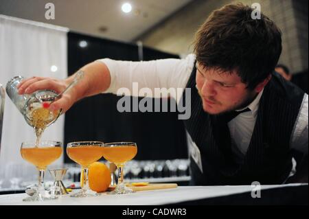 Giu 21, 2010 - Manhattan, New York, Stati Uniti d'America - Dustin Drankiewicz, un barman a Mikey in Milwaukee mette i tocchi di rifinitura sulla sua entrata intitolato "Ama la puzza' al 2010 New York Cocktail concorrenza presentata dalla LE ACQUAVITI DI COGNAC presso il Bar e il Salone del Vino, Jacob Javits Center. (Credito Immagine: Â© Bryan SMI Foto Stock