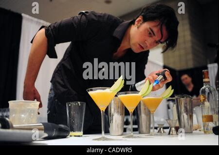 Giu 21, 2010 - Manhattan, New York, Stati Uniti d'America - Cedric Hosy opere sulla sua entrata intitolato "croccante" Apple al 2010 New York Cocktail concorrenza presentata dalla LE ACQUAVITI DI COGNAC presso il Bar e il Salone del Vino, Jacob Javits Center. (Credito Immagine: Â© Bryan Smith/ZUMA Premere) Restrizioni: * New York City quotidiani DIRITTI O Foto Stock