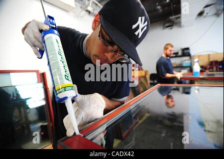 14 luglio 2010 - Manhattan, New York, Stati Uniti - Le finestre sono ri-sigillata dopo l'attacco del rivestimento isolante del filamento. L' Empire State Building è rimessa a nuovo di ciascuno dei suoi 6,514 double-hung, Doppio vetri, 26,056 lastre di vetro in totale, in uno sforzo per rendere la costruzione certifiably verde. Foto Stock