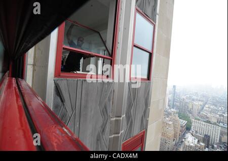 14 luglio 2010 - Manhattan, New York, Stati Uniti - L' Empire State Building è rimessa a nuovo di ciascuno dei suoi 6,514 double-hung, Doppio vetri, 26,056 lastre di vetro in totale, in uno sforzo per rendere la costruzione certifiably verde. L'edificio è la spesa di 3 milioni di euro su windows, isolamento e altri aggiornamenti al Foto Stock