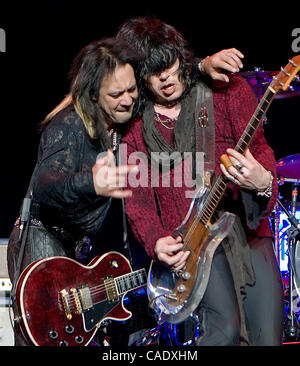 17 ago 2010 - Broomfield, Colorado, Stati Uniti - Chitarrista JEFF LABAR, sinistra e cantante e chitarrista Tom KEIFER di Cenerentola suona dal vivo al 1st. Bank Center di Broomfield, CO. (Credito Immagine: © Hector Acevedo/ZUMApress.com) Foto Stock