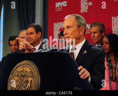 Agosto 11, 2010 - Manhattan, New York, Stati Uniti - Sindaco Michael Bloomberg annuncia espansa del Fashion Night Out per il 2010 in occasione di una conferenza stampa presso il Municipio. La Fashion Night Out è un evento di cittadine a sostegno della vendita al dettaglio e la moda a New York City. (Credito Immagine: © Bryan Smith/ZUMApress.com) Foto Stock