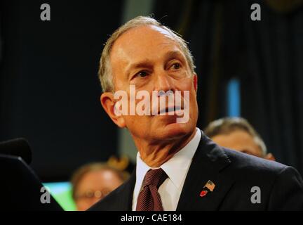 Agosto 11, 2010 - Manhattan, New York, Stati Uniti - Sindaco Michael Bloomberg e Delta Airlines annuncia piani per ampliare il terminal 4 dell'Aeroporto JFK come dati mostra New York City è a ritmo serrato per rompere il record del turismo in occasione di una conferenza stampa presso il Municipio. (Credito Immagine: © Bryan Smith/ZUMApress.com) Foto Stock