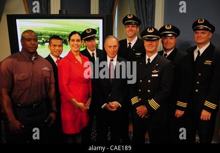 Agosto 11, 2010 - Manhattan, New York, Stati Uniti - Sindaco Michael Bloomberg e Delta Airlines annuncia piani per ampliare il terminal 4 dell'Aeroporto JFK come dati mostra New York City è a ritmo serrato per rompere il record del turismo in occasione di una conferenza stampa presso il Municipio. (Credito Immagine: © Bryan Smith/ZUMApress.com) Foto Stock