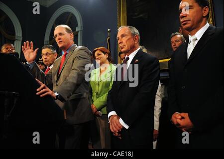 Agosto 11, 2010 - Manhattan, New York, Stati Uniti - Delta Air Lines CEO Richard Anderson parla come sindaco Michael Bloomberg con il Governatore David Paterson e Delta Airlines annuncia piani per ampliare il terminal 4 dell'Aeroporto JFK come dati mostra New York City è a ritmo serrato per rompere il turismo registra in una pressa confere Foto Stock