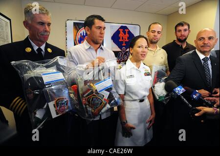 Sett. 9, 2010 - Manhattan, New York, Stati Uniti - Da L: FDNY capo del Dipartimento Edward Kildoff, lanciatore Bobby Parnell, Lt. Com. US Navy Suzanna Brugler, Dillon Gee, catcher Josh Thole e fuoco il Commissario Salvatore Cassano. NY Mets giocatori e volontari assemblare 400 pacchetti di cura per l'equipaggio della USS N Foto Stock