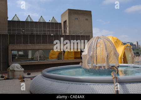 Agosto 22, 2010 - Londra, Inghilterra, Regno Unito - Ernesto Neto - i bordi del mondo' mostra dura dal 19 giugno al 5 settembre 2010 a Hayward Gallery, Southbank Centre di Londra. Drammatico, installazioni coinvolgente dal famoso artista Ernesto Neto trasformare la Hayward Galler Foto Stock
