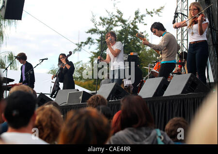 Sep 05, 2010 - Seattle, Washington, Stati Uniti d'America - La banda RA RA RIOT da Syracuse, New York esegue su Broad Street stadio durante la seconda notte del quarantesimo Bumbershoot annuale di musica e Arts Festival di Seattle, Washington. Ra Ra Riot è uno dei più di 200 atti internazionali di eseguire presso la compagnia Foto Stock