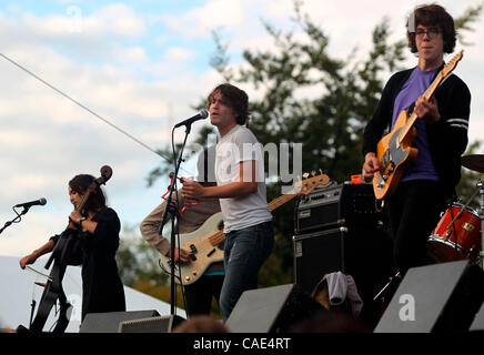 Sep 05, 2010 - Seattle, Washington, Stati Uniti d'America - La banda RA RA RIOT da Syracuse, New York esegue su Broad Street stadio durante la seconda notte del quarantesimo Bumbershoot annuale di musica e Arts Festival di Seattle, Washington. Ra Ra Riot è uno dei più di 200 atti internazionali di eseguire presso la compagnia Foto Stock