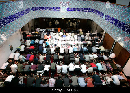 20 agosto 2010 - Culver City, California, Stati Uniti - I fedeli si riuniscono per la preghiera di mezzogiorno servizi presso il re Fahd moschea a Culver City, California il secondo venerdì del mese del Ramadan, il più sacro dei mesi del calendario islamico. Il digiuno nel mese di Ramadan è uno dei cinque pilastri dell Islam. Il Foto Stock