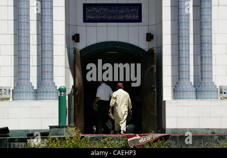 20 agosto 2010 - Culver City, California, Stati Uniti - adoratori di arrivare per la preghiera di mezzogiorno servizi presso il re Fahd moschea di Culver City , California il secondo venerdì del mese del Ramadan, il più sacro dei mesi del calendario islamico. Il digiuno nel mese di Ramadan è uno dei cinque pilastri dell Islam. Th Foto Stock