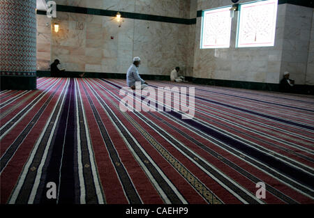 20 agosto 2010 - Culver City, California, Stati Uniti - adoratori all'interno del Re Fahd moschea a Culver City, California il secondo venerdì del mese del Ramadan dopo la preghiera di mezzogiorno servizi durante il santissimo dei mesi del calendario islamico. Il digiuno nel mese di Ramadan è uno dei cinque pilastri dell Islam Foto Stock